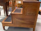 une commode en bois avec un tiroir en dessous, dans une pièce