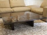 un canapé et une table basse dans un salon
