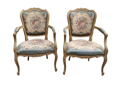 paire de fauteuils de style Louis XV avec coussins rembourrés à motifs floraux