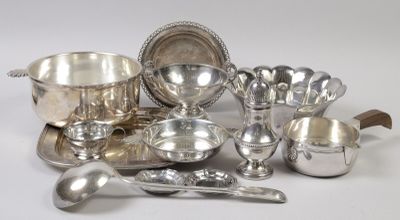 beaucoup d'objets en argent qui se trouvent sur la table