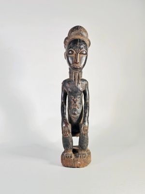 Statue masculine en bois patiné et finement sculpté de nombr…