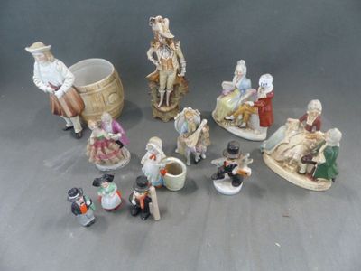 un grand nombre de figurines posées sur une table