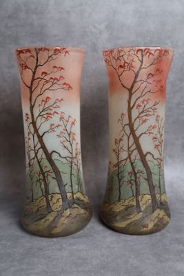 deux vases décorés d'arbres, posés sur une table