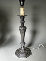Grand pied de lampe en bronze argenté simulant un bougeoir. (photo 2)