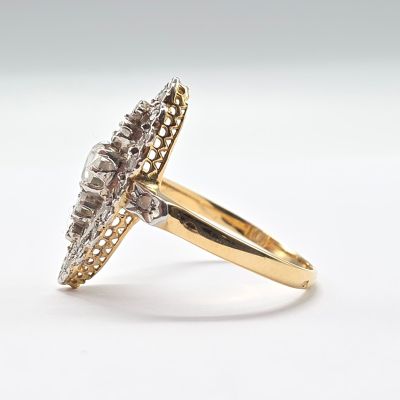 une image d'une bague en or et diamants sur fond blanc