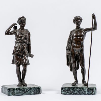 Paire de sujets en bronze patiné représentant un homme et un…