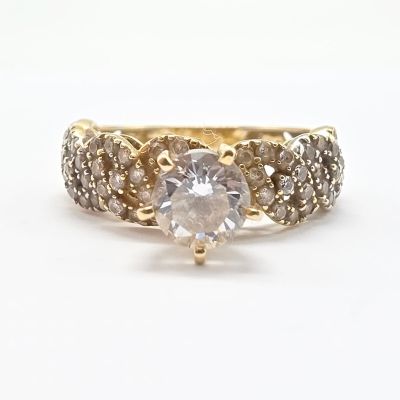 gros plan d'une bague en diamant sur une surface blanche