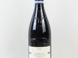 une bouteille de vin posée sur une table