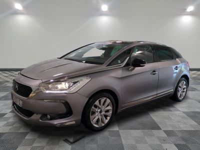 la voiture argentée est garée sur un sol en damier dans le garage