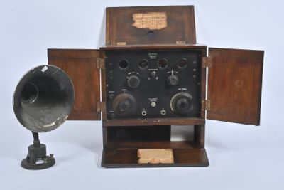 une radio à l'ancienne équipée d'un haut-parleur et d'un haut-parleur de conversation