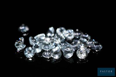 gros plan d'un groupe de diamants sur une surface noire