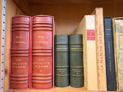de nombreux livres qui se trouvent sur une étagère dans une boîte à livres