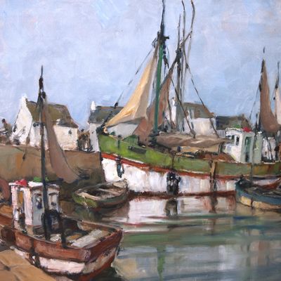 tableau représentant des bateaux amarrés dans un port, avec des maisons en arrière-plan