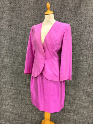 YVES SAINT LAURENT Variation – Ensemble jupe et veste rose, bouto...