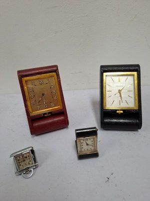 trois types de montres posés sur une table