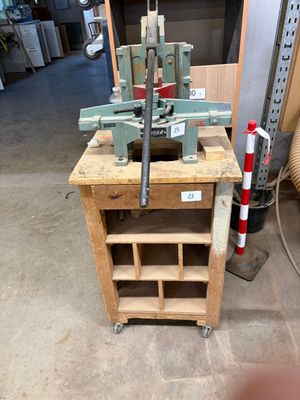 une machine posée sur une table en bois