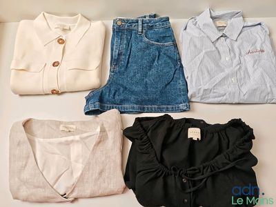 quatre paires de t-shirts et de shorts disposés sur une table