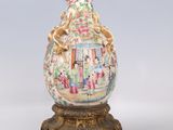 un vase avec un tableau posé sur un support