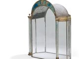 une image représentant une vitrine en verre surmontée d'un miroir