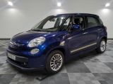 la petite voiture bleue est garée sur un sol en damier