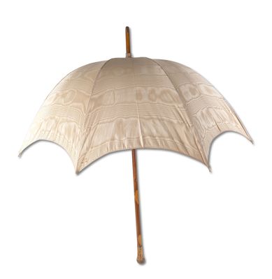 un parapluie blanc avec un manche en bois sur fond blanc