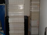une pile de cartons dans une pièce, à côté d'un réfrigérateur