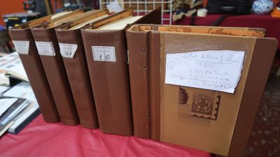 un grand nombre de livres posés sur une table
