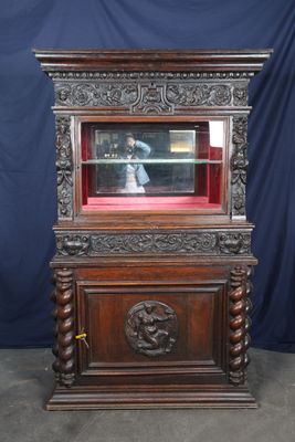 une armoire en bois surmontée d'un miroir