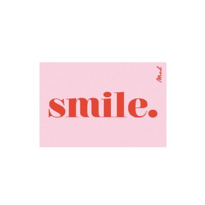 autocollant rose sur lequel est inscrit le mot « smile » en rouge