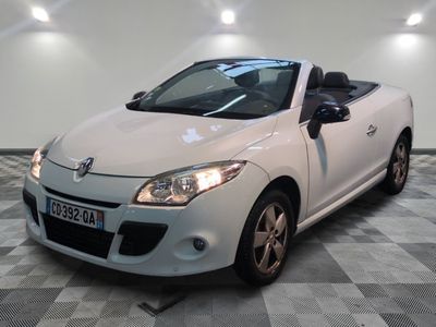 la photo d'une voiture blanche garée dans un garage