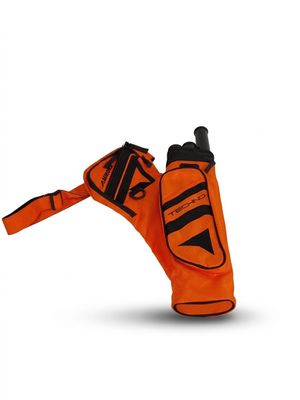 un sac de golf orange orné d'un logo noir et blanc