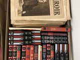 beaucoup de livres dans une boîte posée sur le sol