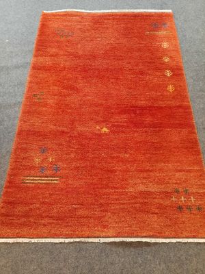 un tapis orange sur un sol gris