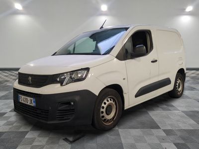 la camionnette blanche est garée sur le sol en damier d'une pièce