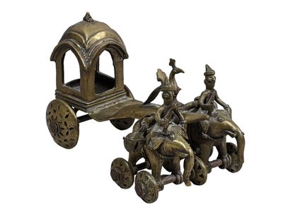 figurine en laiton représentant une calèche tirée par des chevaux, avec deux hommes à bord