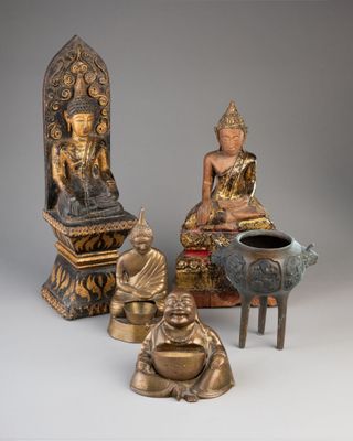 un ensemble de statues assises les unes à côté des autres