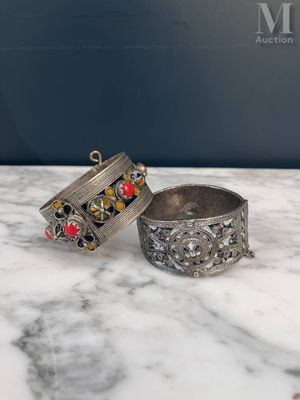une paire de bracelets en argent sertis de pierres rouges et jaunes