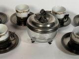 plusieurs tasses et soucoupes posées sur une table blanche