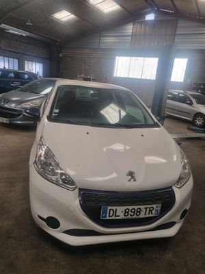 une voiture blanche garée dans un garage, avec d'autres voitures en arrière-plan