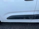 un gros plan d'une voiture blanche ornée d'une bande noire