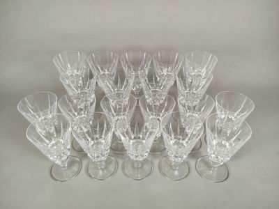beaucoup de verres à vin vides sur la table