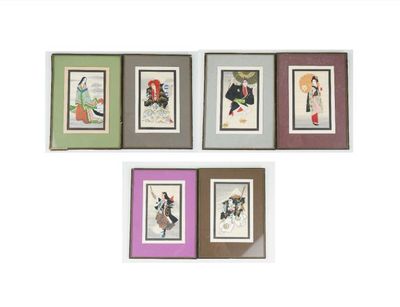 quatre photos encadrées d'oiseaux de différentes couleurs et tailles accrochées sur un mur blanc