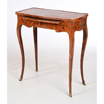 l'image d'une petite table en bois avec un tiroir en dessous
