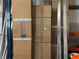 une grande pile de boîtes sur une palette dans un entrepôt