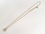 gros plan d'un collier sur une surface blanche