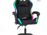 une photo d'un fauteuil de gaming avec une télécommande