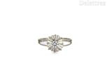 une photo d'une bague en or blanc sertie d'un diamant au centre