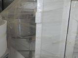 une grande pile de cartons blancs dans un entrepôt