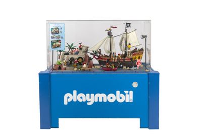une vitrine Playmobil contenant un bateau pirate