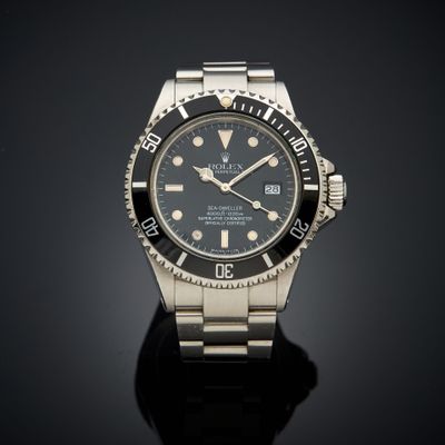 gros plan d'une montre sur une surface noire avec un fond noir